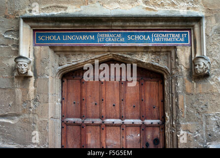 Porta di ingresso alla biblioteca Bodleian Library Scuola di lingua, Schola Lingvarvm, Oxford Foto Stock