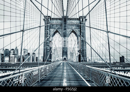 New York City Ponte di Brooklyn a Manhattan closeup con grattacieli e dello skyline della città oltre il fiume Hudson. In bianco e nero. Foto Stock