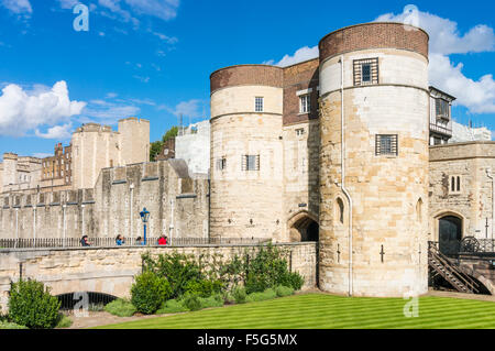 Il Byward tower e delle mura del castello Torre di Londra visualizza i dettagli di City di Londra Inghilterra GB UK EU Europe Foto Stock