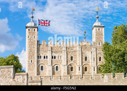 La torre bianca e delle mura del castello Torre di Londra visualizza i dettagli di City di Londra Inghilterra GB UK EU Europe Foto Stock