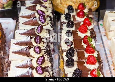 Torte alla crema in vendita in una vetrina Patisserie Valerie, Regno Unito Foto Stock