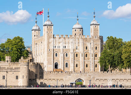 La torre bianca e delle mura del castello Torre di Londra visualizza i dettagli di City di Londra Inghilterra GB UK EU Europe Foto Stock