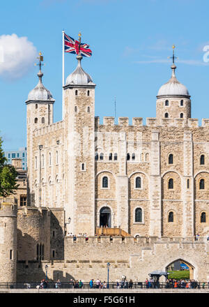 La torre bianca e delle mura del castello Torre di Londra visualizza i dettagli di City di Londra Inghilterra GB UK EU Europe Foto Stock