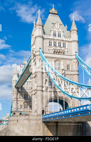 Il Tower Bridge e il fiume Tamigi City di Londra Inghilterra GB UK EU Europe Foto Stock
