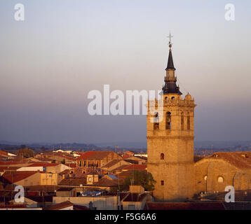 Spagna. Comunità di Madrid. Villa del Prado. Panorama al tramonto con la Chiesa di San Giacomo, XV-XVI secolo. Foto Stock