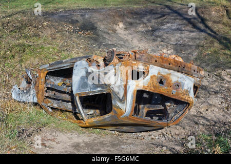 Il furto del girato bruciato auto in un fosso dopo incidente crash Foto Stock