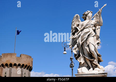 Statua di un angelo sul ponte di Adriano al di fuori del castello di Santo Angelo, Castello di Sant'Angelo, Roma, Italia Foto Stock