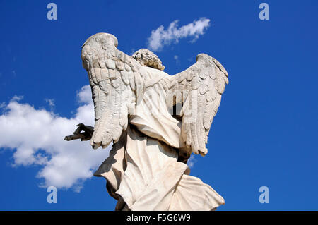 Statua di un angelo sul ponte di Adriano al di fuori del castello di Santo Angelo, Castello di Sant'Angelo, Roma, Italia Foto Stock