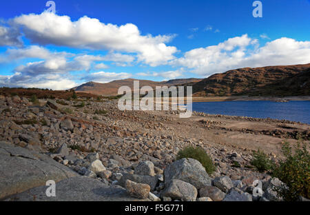 Una vista del Loch Cluanie serbatoio e la Diga di Glen Shiel, Inverness-shire, Scotland, Regno Unito. Foto Stock