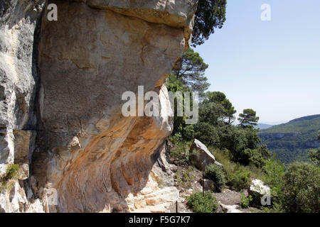 Pitture preistoriche nella grotta Portell de les Lletres, vicino a Montblanc, Tarragona Catalogna. Patrimonio Mondiale UNESCO sit Foto Stock