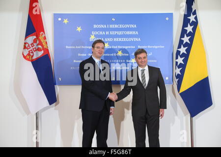 Sarajevo, BiH. 4 Novembre, 2015. Presidente del Consiglio dei Ministri della Bosnia Erzegovina Denis Zvizdic (R) e il Primo Ministro serbo Aleksandar Vucic agitare le mani all'interno dell'edificio del Parlamento, a Sarajevo, BiH, su nov. 4, 2015. I due paesi hanno tenuto un governo comune sessione a Sarajevo. © Haris Memija/Xinhua/Alamy Live News Foto Stock