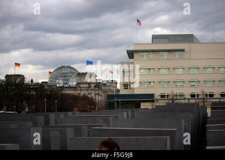 Il Reichstag, die noi amerikanische Botschaft von der aus vermutlich das gesamte politische Berlin, inklusive der Kanzlerinnentelef Foto Stock