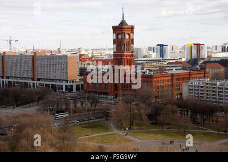 Das Rote Rathaus vom Berliner Dom aufgenommen, Berlin-Mitte. Foto Stock