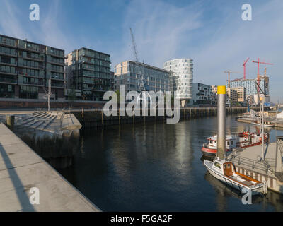 Amburgo, Germania, nuovi edifici di HafenCity su Sandtorhafen Foto Stock