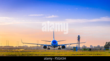L'aereo sulla pista Foto Stock