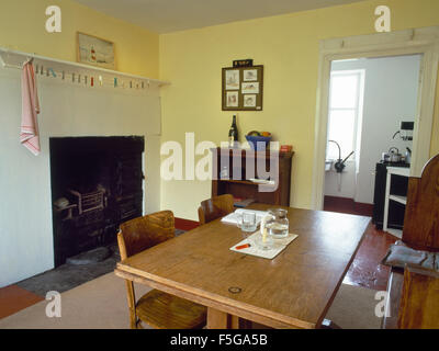 La sala da pranzo e cucina antica camino con gamma Vittoriano, Carreg Fawr, Bardsey Island, il Galles del Nord, Regno Unito. Ora utilizzato come casa per le vacanze Foto Stock