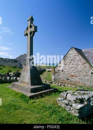 Victorian Celtic-style memorial al leggendario 20.000 santi detto di essere sepolto sul Bardsey Island. St Mary's Abbey cimitero, Bardsey, Wales, Regno Unito Foto Stock