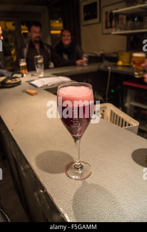 Un vetro stampato della Liefmans Kriek birra artigianale su una barra di zinco, Bar du Midi, Amiens, Somme Picardia Francia tabella pub bicchieri di bevande Foto Stock