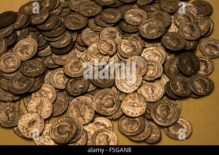 Roman moneta d'argento tesoro di denarii, il terzo e il quarto secolo D.C., il Musée de Picardie, Amiens, Somme Picardia, Francia Foto Stock