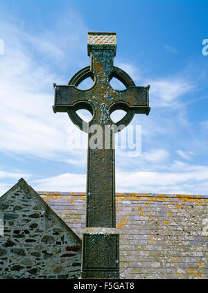 Victorian Celtic-style memorial al leggendario 20.000 santi detto di essere sepolto sul Bardsey Island. St Mary's Abbey cimitero, Bardsey, Wales, Regno Unito Foto Stock