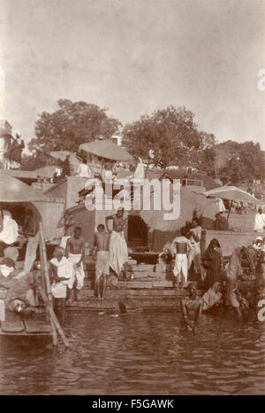 Le abluzioni lungo il fiume sacro , India Foto Stock