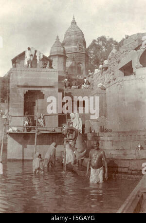 Le abluzioni lungo il fiume sacro , India Foto Stock