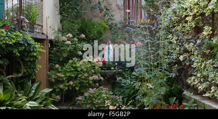 Tremosine, Italia, statua di Maria in un giardino di Pieve Foto Stock