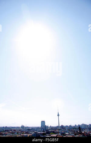 Panorama/ Luftbild: die Skyline von Berlin-Mitte mit dem Fernsehturm. Foto Stock