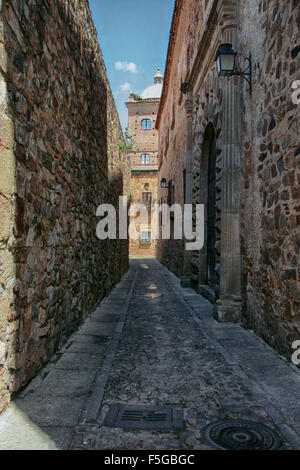 Stretta strada vuota a Caceres Città Vecchia, Spagna Foto Stock