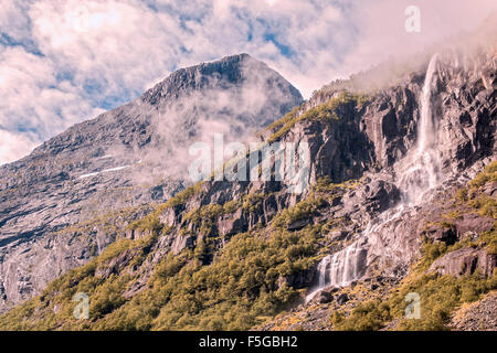 Cascata in montagna Olden Norvegia Foto Stock