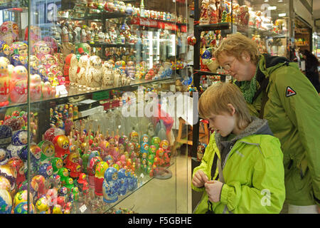 La madre e il figlio guardando la finestra di visualizzazione, un negozio di souvenir, città vecchia, Praga, Repubblica Ceca Foto Stock