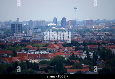 Blick auf den Potsdamer Platz, davor das Ernst-Reuter-Haus, Glockenturm/ Olympiaturm, Olympiagelaende, Berlin-Charlottenburg. Foto Stock