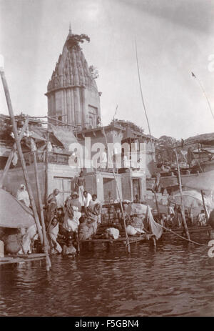 Le abluzioni lungo il fiume sacro , India Foto Stock