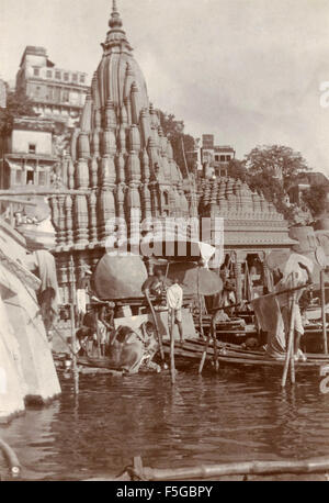 Le abluzioni lungo il fiume sacro , India Foto Stock