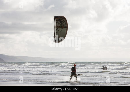 Borth,costa,nuvole,Ceredigion,Galles,,kite surf,tramonto, attiva,outdoor sport,Ceredigion,il Galles Centrale,U.K.,drammatica,SKY,kite surf, Foto Stock