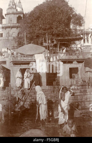 Le abluzioni lungo il fiume sacro , India Foto Stock