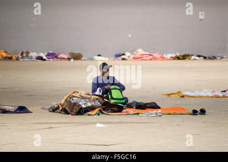 Atene, Grecia. 4 Novembre, 2015. La struttura in disuso, che utilizzata durante le Olimpiadi di Atene 2004, riaperto un mese fa per i migranti come più di seicentomila persone sono arrivati in Grecia finora questo anno cercando di testa per la più prospera Unione europea paesi del nord. © Aristidis Vafeiadakis/ZUMA filo/Alamy Live News Foto Stock