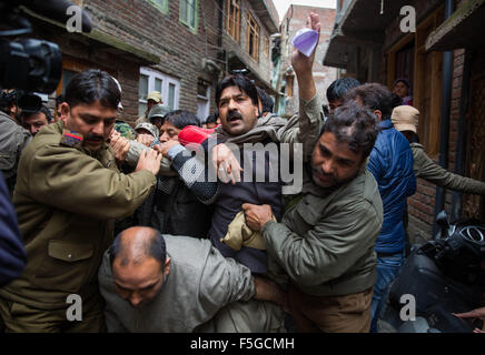 Srinagar, Indiano-controllato del Kashmir. 4 Novembre, 2015. La polizia indiana detenere separatista del Kashmir del popolo partito politico (PPP) leader Hilal Ahmad guerra come egli parla ai media presso la sua residenza a Srinagar, capitale estiva di Indiano-Kashmir controllata, nov. 4, 2015. Le autorità indiane controllato in Kashmir hanno arrestati i leader separatisti e loro attivisti in una offerta per sventare i loro servizi di linea 'million marzo " Programma di Sabato. © Javed Dar/Xinhua/Alamy Live News Foto Stock