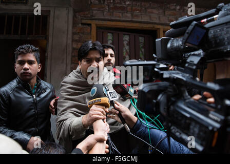 Srinagar, Indiano-controllato del Kashmir. 4 Novembre, 2015. Il gruppo separatista del Kashmir del popolo partito politico (PPP) leader Hilal Ahmad parla di guerra per i supporti prima di lui era stato arrestato dalla polizia indiana presso la sua residenza a Srinagar, capitale estiva di Indiano-Kashmir controllata, nov. 4, 2015. Le autorità indiane controllato in Kashmir hanno arrestati i leader separatisti e loro attivisti in una offerta per sventare i loro servizi di linea 'million marzo " Programma di Sabato. © Javed Dar/Xinhua/Alamy Live News Foto Stock