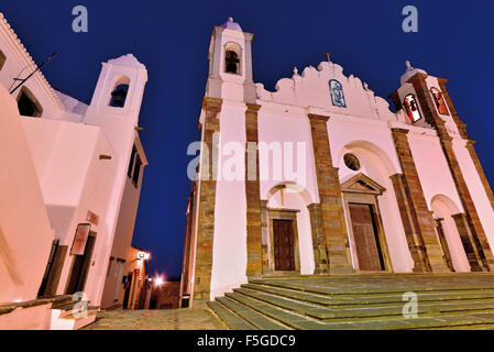 Portogallo Alentejo: vista notturna della chiesa parrocchiale di Nossa Senhora da Laoga in Monsaraz Foto Stock
