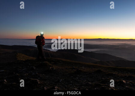 Escursionista con torcia da testa sul Vertice di Blencathra nel buio Lake District Cumbria Regno Unito Foto Stock