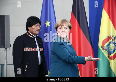 Berlino, Germania. 04 Nov, 2015. Il presidente boliviano Juan Evo Morales Ayma incontra il Cancelliere Angela Merkel per la visita ufficiale in Germania, accolta con gli onori militari a credito: Jakob Ratz/Pacific Press/Alamy Live News Foto Stock