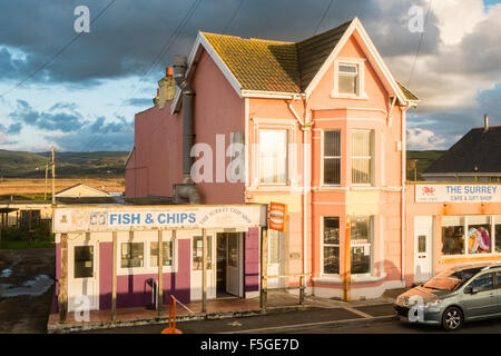 Soleggiato,locali, pesce, e chip, shop, al tramonto, sulla costa. Foto Stock