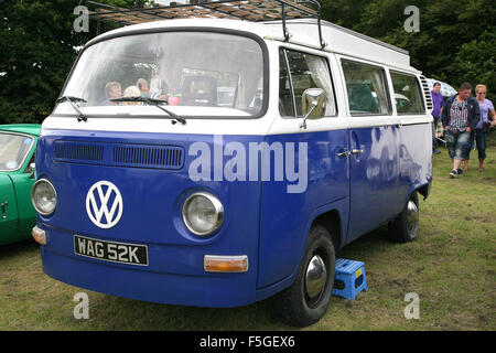 BARLOW, DERBYSHIRE, Regno Unito. Agosto 15, 2015. Un classico degli anni sessanta la Volkswagen camper van sul display a Baslow village Carnevale. Foto Stock