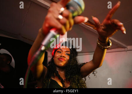 Lady leshurr esegue a bocconcini in Leeds, West Yorkshire, Regno Unito. Foto Stock