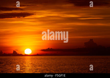 La vista del tramonto sull'oceano, Flores, Indondesia Foto Stock