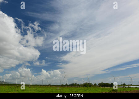 La generazione di energia elettrica da turbine eoliche in Santa Isabel, Puerto Rico. Territorio statunitense. Isola dei caraibi. Foto Stock