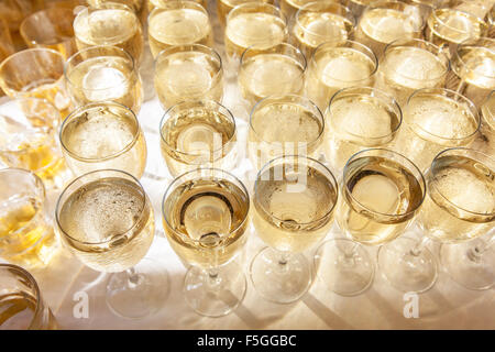 Materie di bicchieri riempiti con cold champagne. Foto Stock