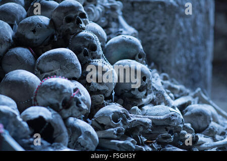 Teschi nel cimitero di Fontanel, Sanità trimestre Napoli Foto Stock