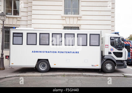 White amministrazione penitenziaria auto bus esterno del veicolo in Francia Foto Stock